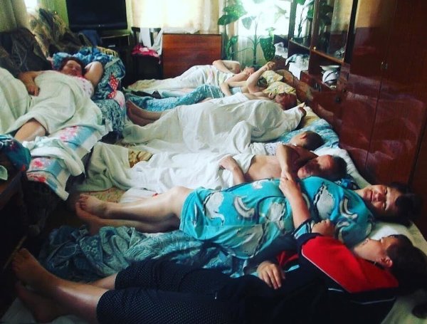Приехали родственники спят на полу