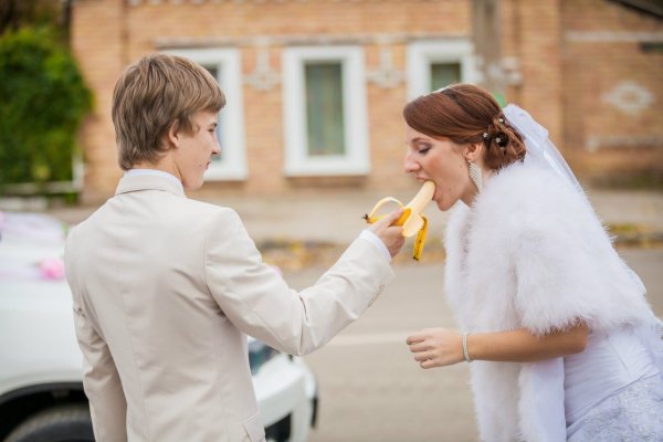 Веселые молодожены