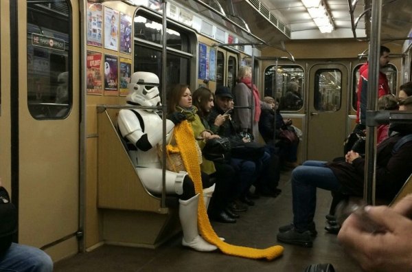 Люди едут в метро