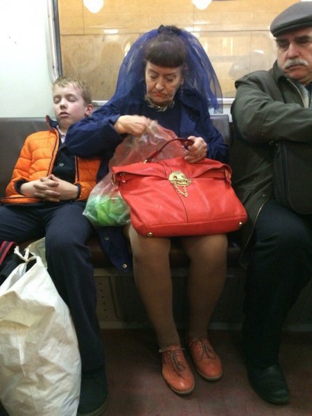 Модные люди в метро