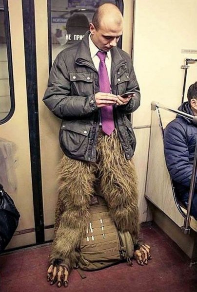 Странно одетые люди в метро