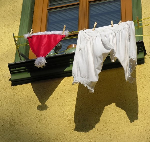 Женское белье на балконе