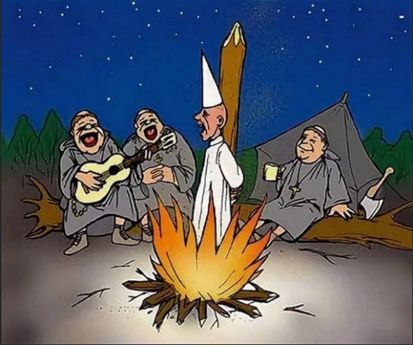 Девушка сидит у костра