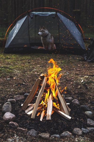 Разжигать костер