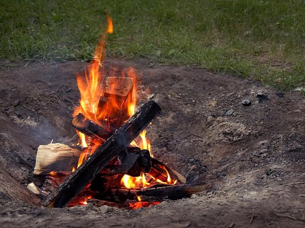 Шашлык на костре у реки
