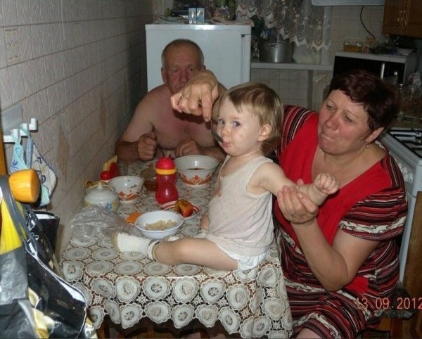 Внуки у бабушки в гостях