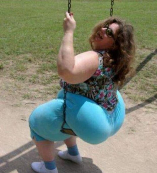 Толстая бабка на лавочке