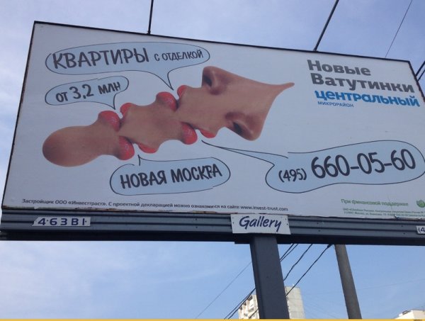 Девушка пьет колу