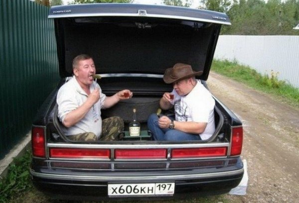 Смешной мужик на тачке