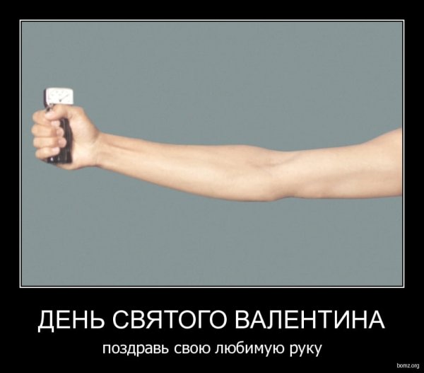 Мужчина ведет девушку за руку