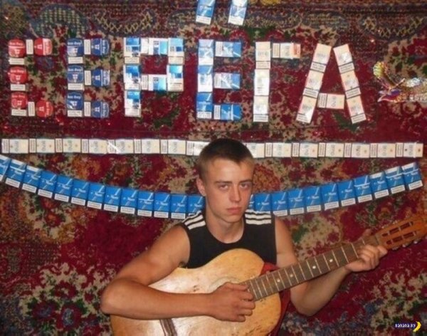 Гитара на фоне ковра