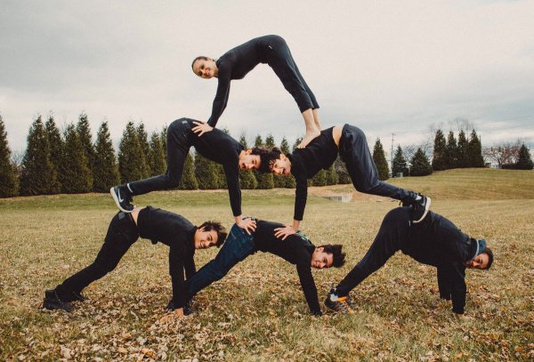 Позы для фотосессии друзей