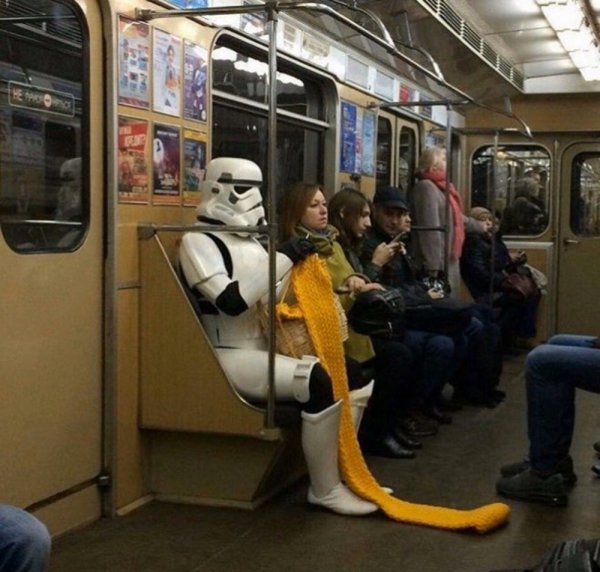 Человек сидит в метро