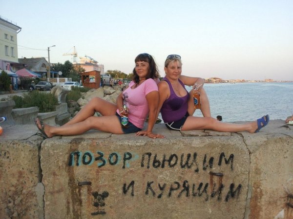 Девушка привязана к дере