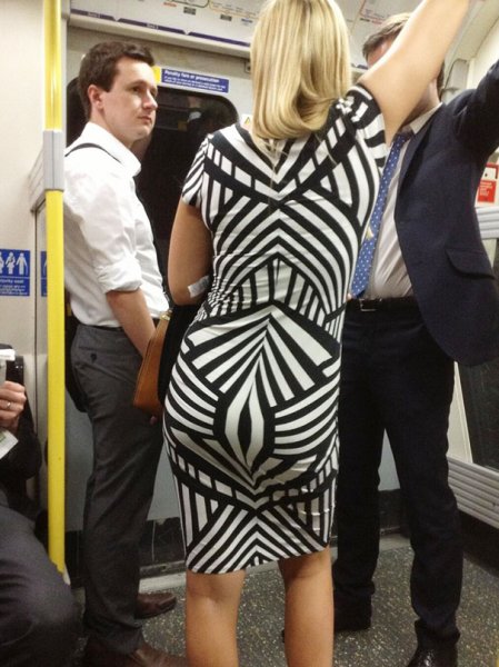 Толстая женщина в леопардовом костюме