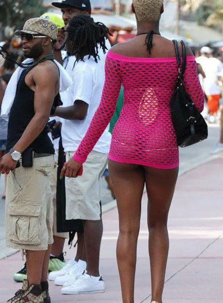 Люди в странной одежде