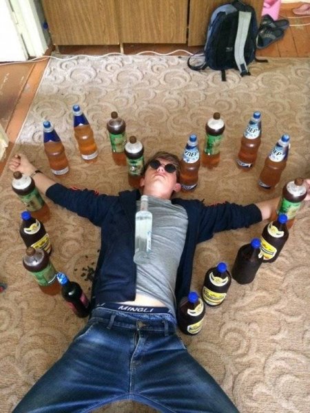 Пьяные девушки на природе
