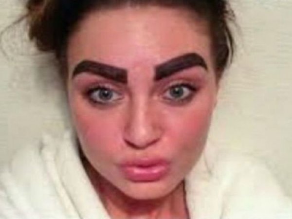 Нарисованные брови у девушек