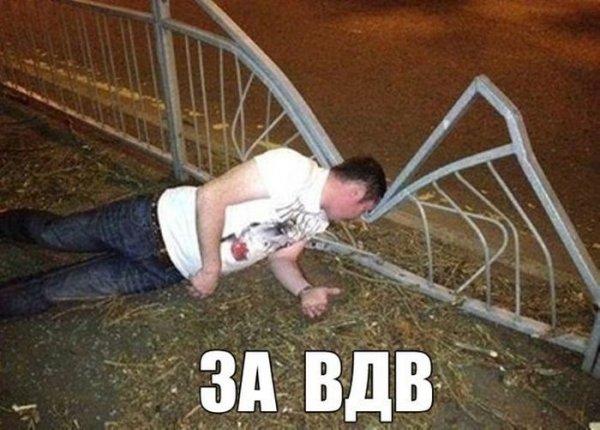 Мужик в купальнике зимой
