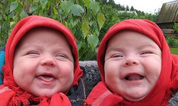 Ребенок улыбается