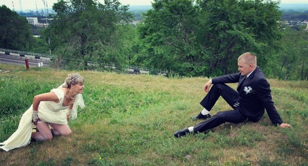 Пьяные танцы на свадьбе в деревне