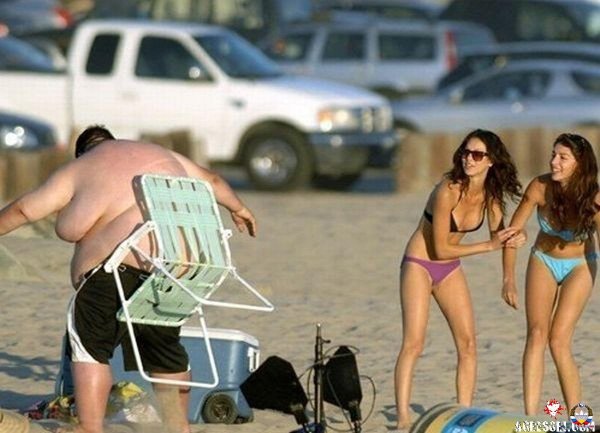 Смешные толстяки на пляже