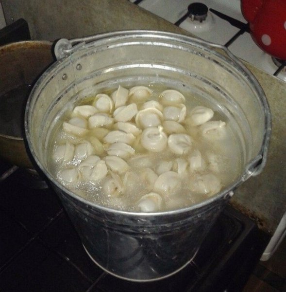 Жрет пельмени