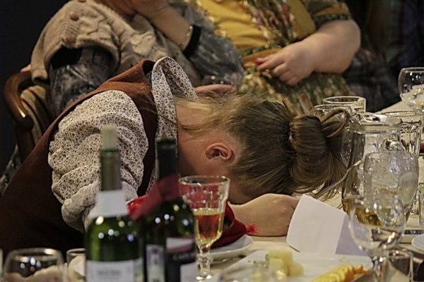 Девушка лицом в салате