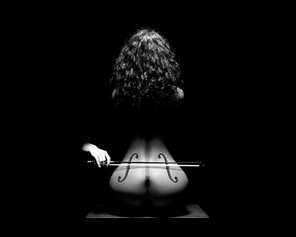 Попа на черном фоне