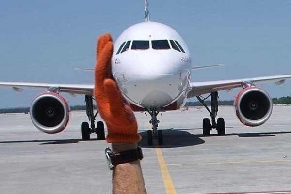 Самолет с людьми на крыше