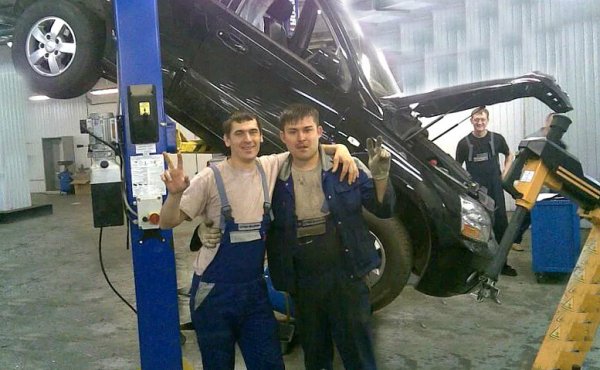 Смешной автослесарь