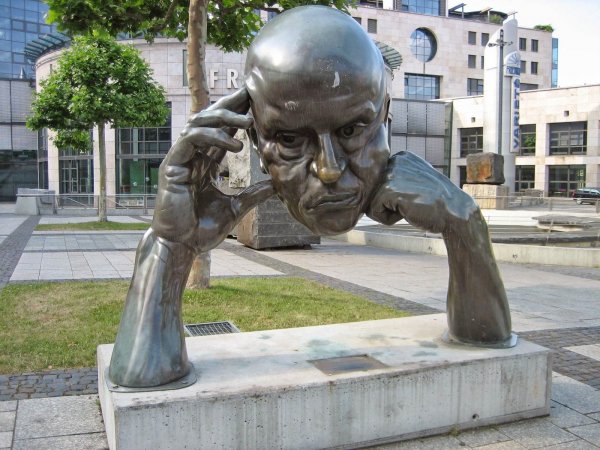 Памятник голова