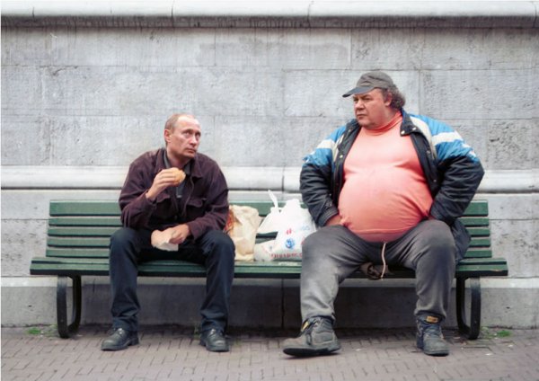 Толстый человек на лавке