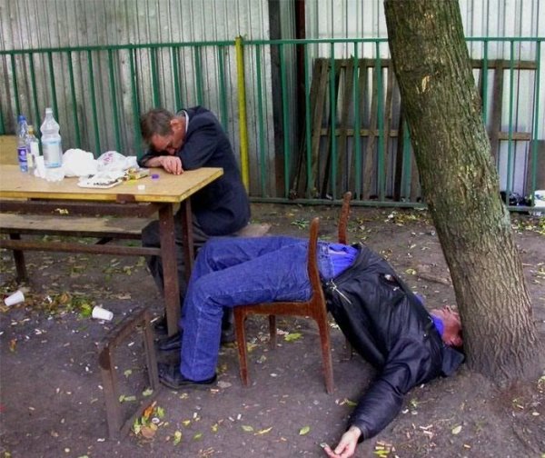 Спящие алкаши на лавках