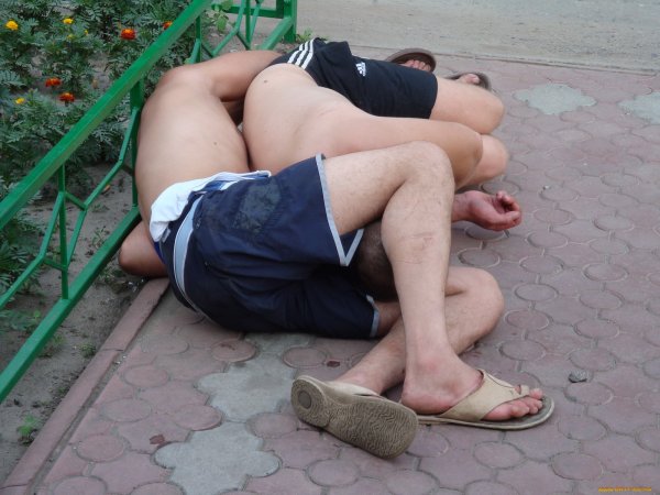 Два алкаша с пивом