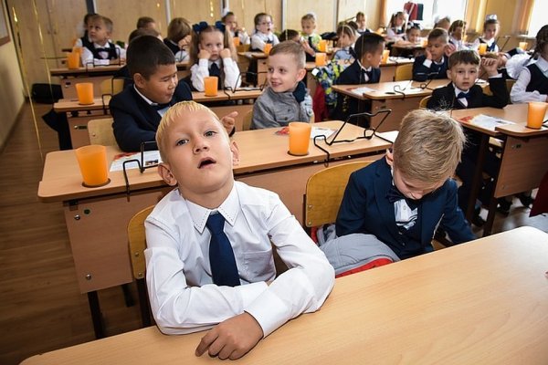 Ученики и учителя на перемене