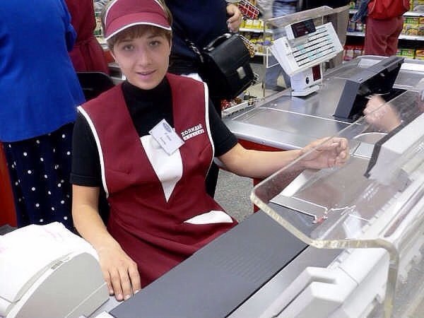 Продавщица прикольная