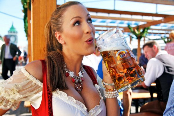 Jordan Carver Октоберфест