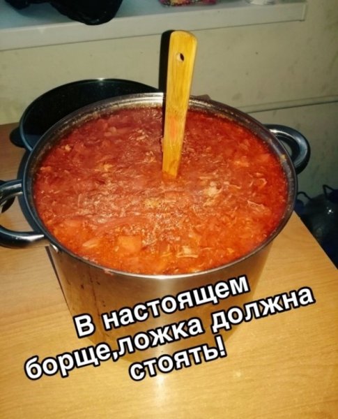 Кастрюля с борщом в столовой