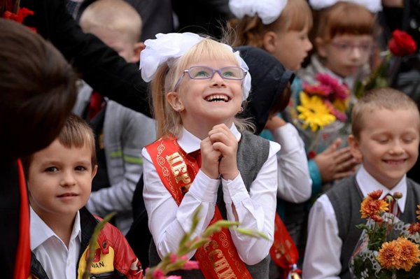 Школьники на линейке
