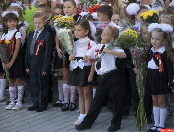 Первоклассники на линейке 1 сентября