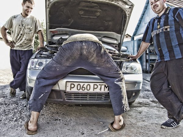 Смешной автослесарь
