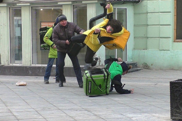Драка курьеров Яндекс и Деливери