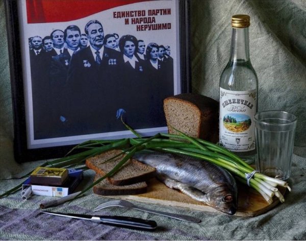 Натюрморт с водкой и селедкой