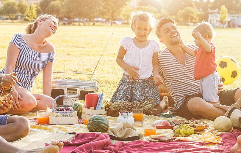 Тип пикник. Семья на пикнике. Семейный пикник. Пикник всей семьей. Смеющиеся люди на пикнике.