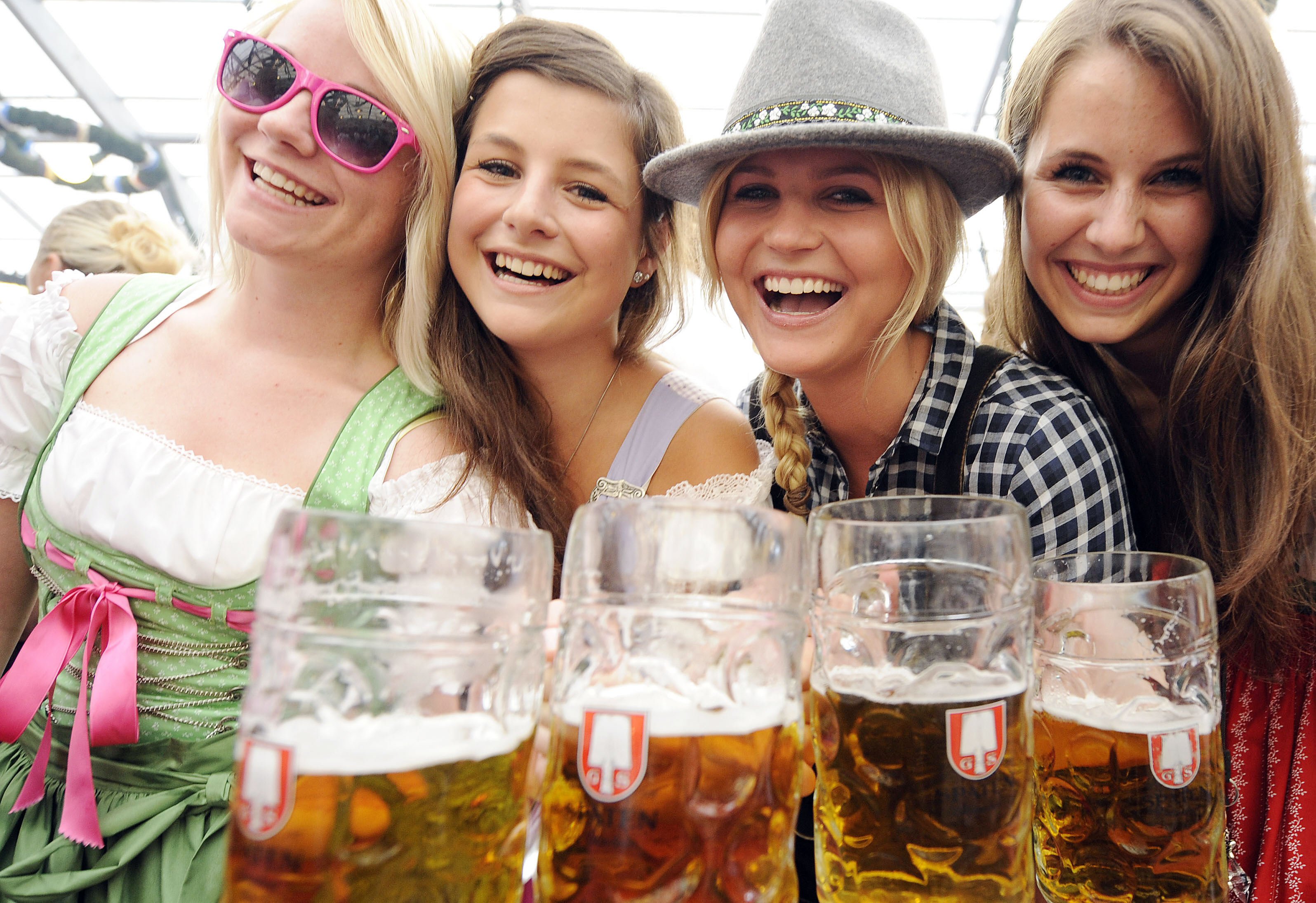Четыре девушки с пивом