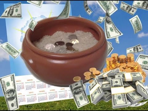 Кружка кофе и деньги
