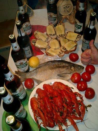 Накрытый стол с пивом и закуской