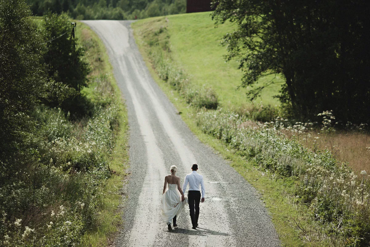 Путь в приличное. Влюбленные на дороге. Светлая дорога. Мужчина и женщина идут по дороге. Фотосессия на дороге.