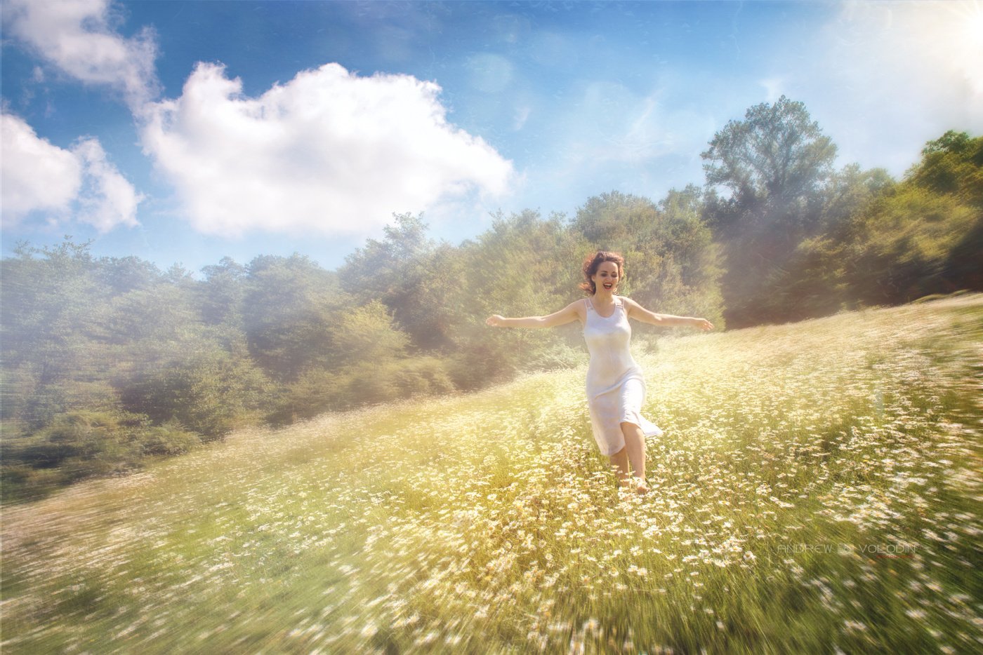 Навстречу показать. Счастливая девушка. Счастливая девушка в поле. Девушка бежит в поле. Девушка солнце.